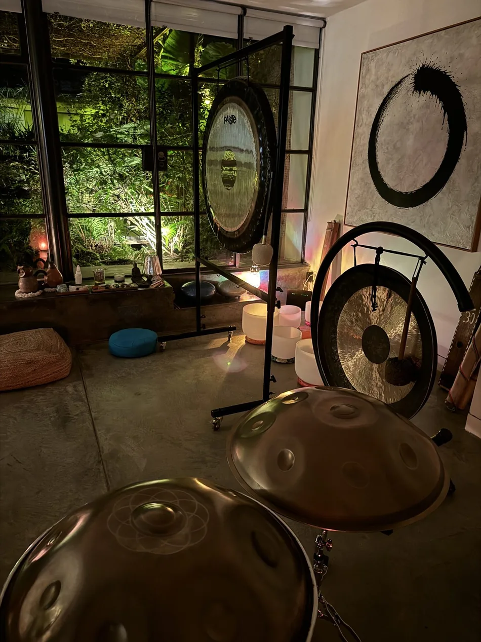 Gongs, handpans y cuencos de cuarzo en Timbre Zen