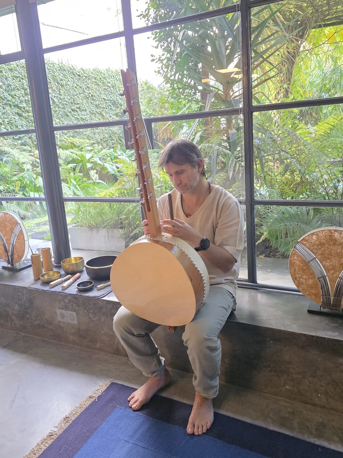 Facilitador de Timbre Zen tocando gonikora
